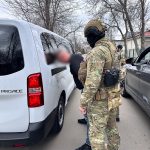 Ошукували військових на продажі елітних іномарок та відмивали отримані прибутки: на Одещині поліцейські викрили та затримали групу шахраїв